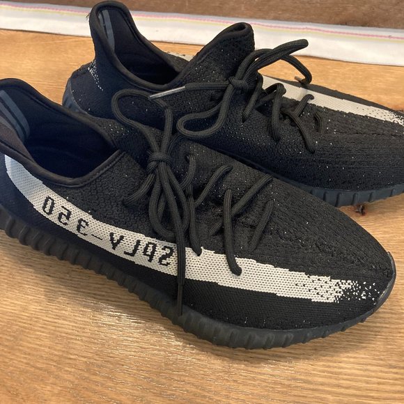 Original release yeezy 350 V2 oreo, black and white